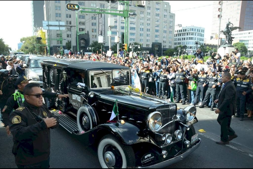 Así es la carroza fúnebre en la que transportaron a José José en México. AutosRodRod te comparte.
